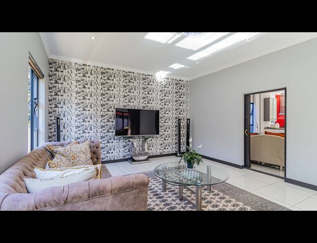 7 BEDROOM HOUSE FOR SALE IN MIDLANDS ESTATE